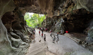Esplora la grotta di Trung Trang Cat Ba