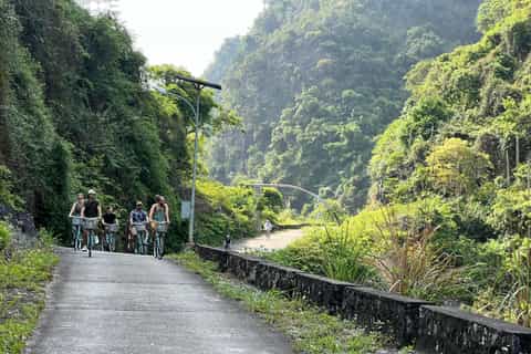 Turisti in bicicletta per esplorare l'antico villaggio di Viet Hai