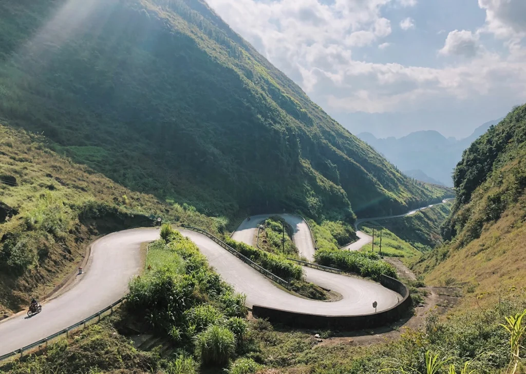 Tham Ma e 9 Khoanh - Ha Giang - Tour in Vietnam - Giro Asia Travel