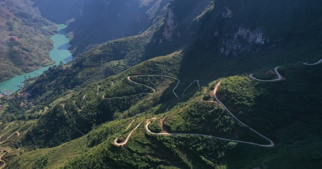 La strada dal passo Ma Pi Leng fino al villaggio di Ta Lang, comune di Pai Lung, distretto di Meo Vac - Ha Giang - Tour in Vietnam - Giro Asia Travel