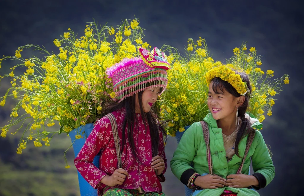 bambini H’mong con piccoli mazzi di fiori di montagna - Ha Giang - Tour in Vietnam - Giro Asia Travel
