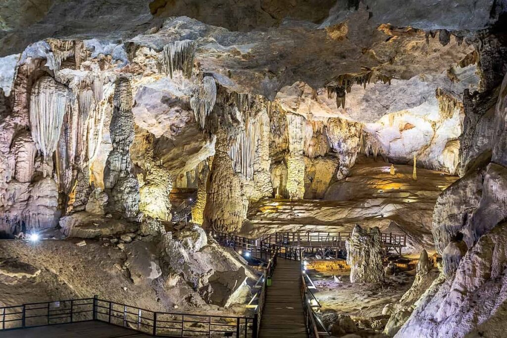 La Grotta di Thien Cung (Grotta del Palazzo Celeste) - Visitare la Baia di Ha Long - Giro Asia Travel - Tour in Vietnam