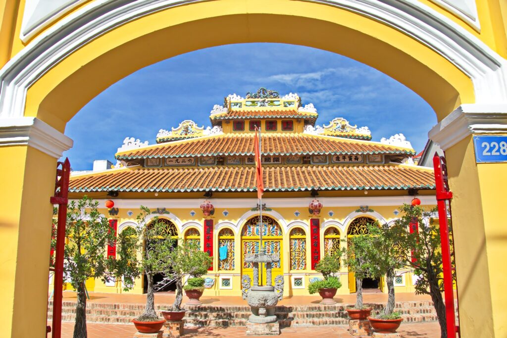 Nel cuore della vivace città di Chau Doc, sul fiume Hau, sorge Il Tempio di Chau Phu (Dinh Chau Phu), che aggiunge un tocco di fascino classico al paesaggio urbano