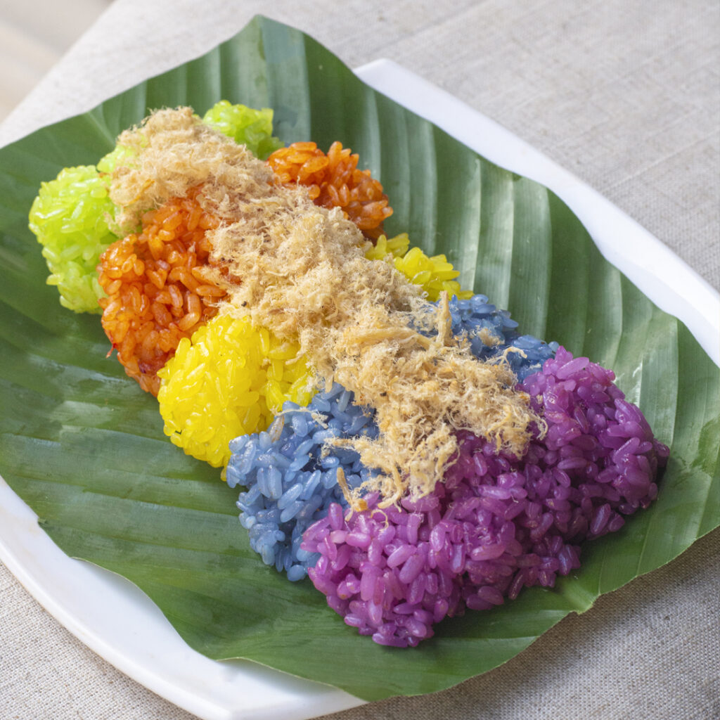 Xoi Ngu Sac (Riso glutinoso a cinque colori)