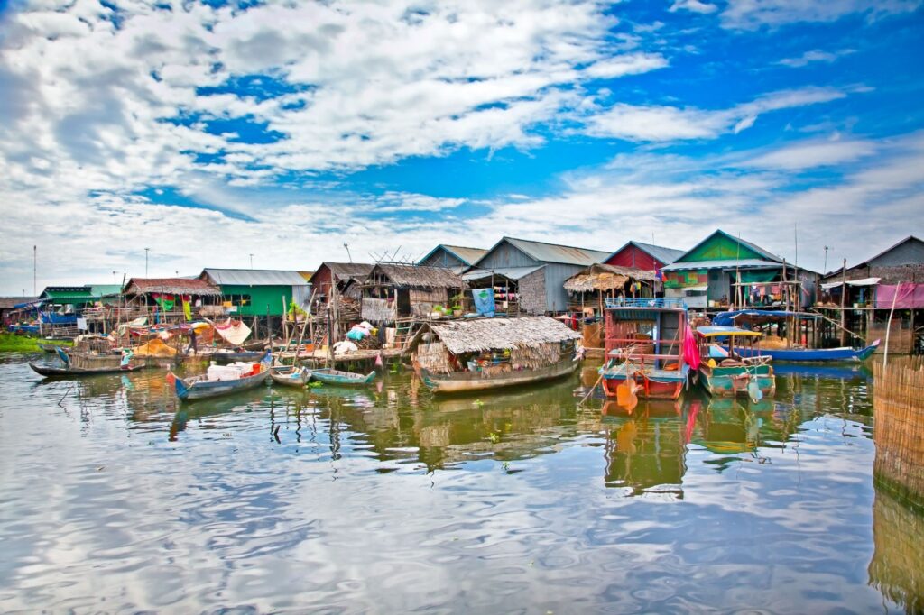 Il villaggio galleggiante (komprongpok) sul lago Tonlé Sap