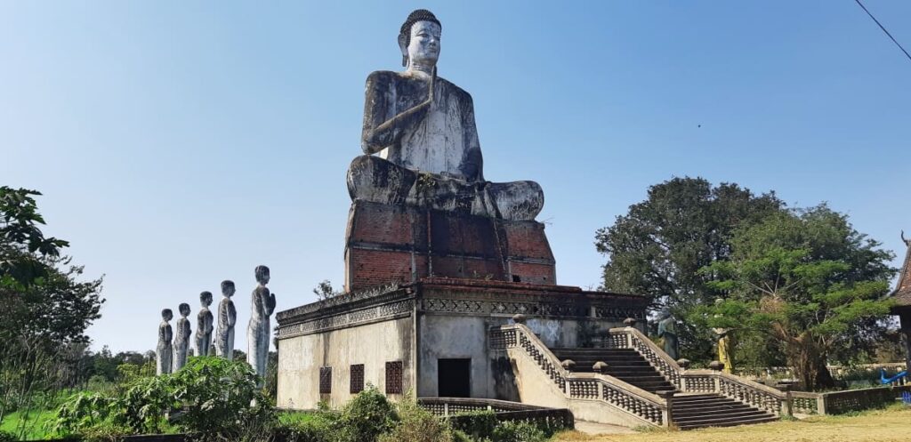 Grande Buddha che si affaccia sulla strada