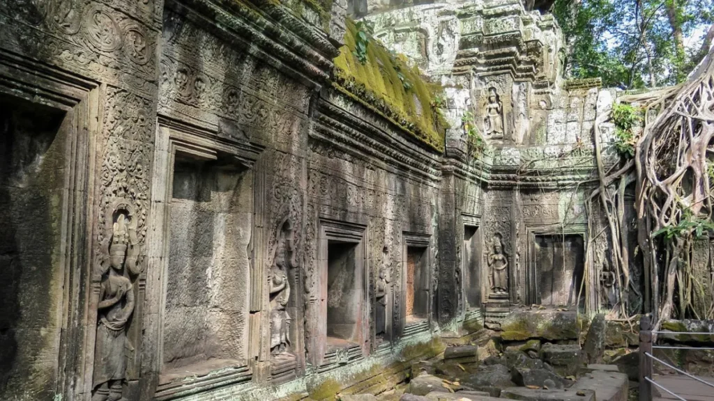 Ta Prohm, costruito tra il tardo XII e l'inizio del XIII secolo da Jayavarman VII come monastero buddista e centro di studio, che ancora oggi ha conservato il suo aspetto selvaggio e primordiale