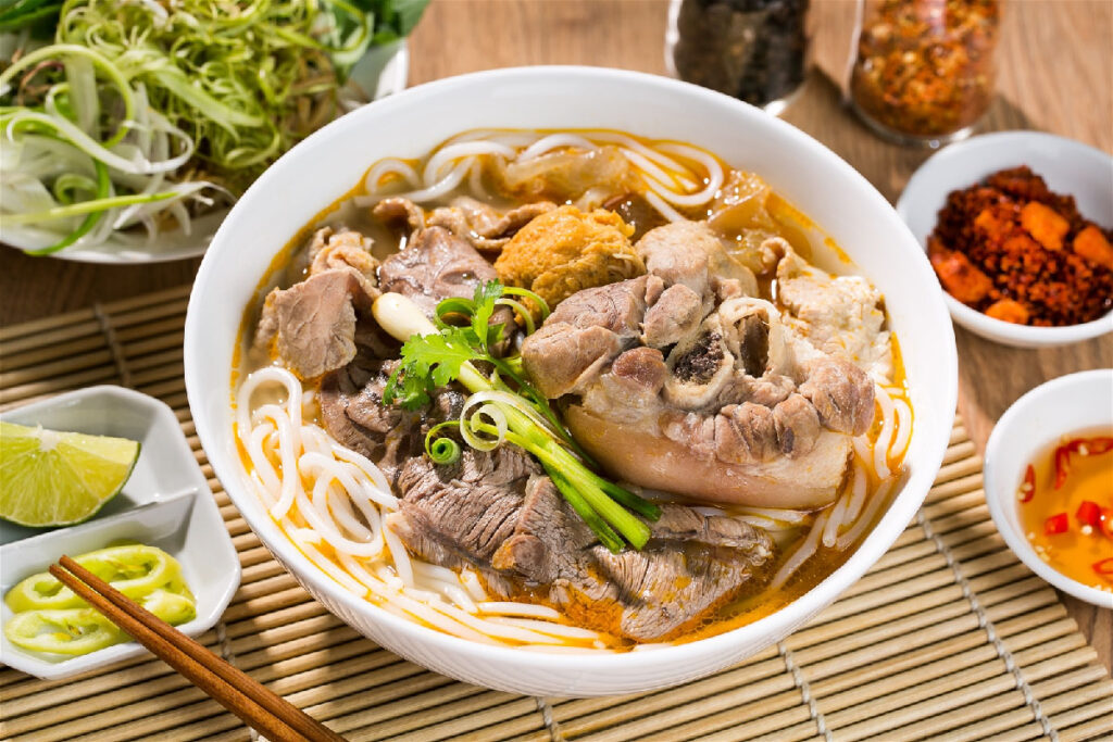 Bún Bò Huế (Zuppa di manzo in stile Huế)