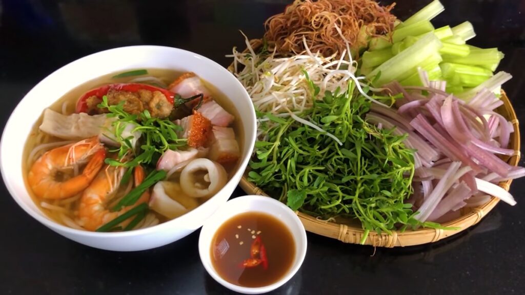 Bún Mắm (Vermicelli con salsa di pesce)